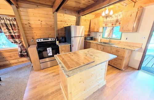 Meadow View Heights Cabin | Casa Amigos Cabin – Family-Friendly Retreat with Loft, Fire Pit & Nature Views