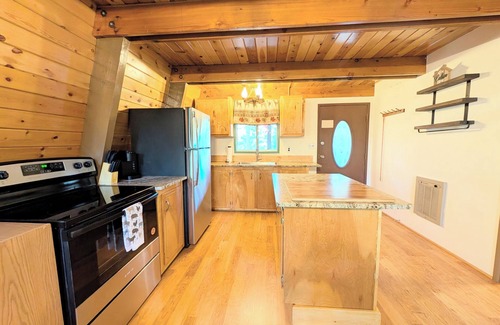 Meadow View Heights Cabin | Casa Amigos Cabin – Family-Friendly Retreat with Loft, Fire Pit & Nature Views