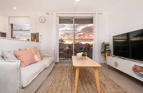 Merewether Apartment | Casa Amor - Coastal apartment short walk to the beach, cafes and restuarants