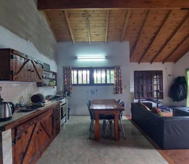 Las Colinas de Peralta Ramos House | Casa amplia con jardin grande, parrilla y pileta en mar del plata en barrio jardin pegado al bosque peralta ramos