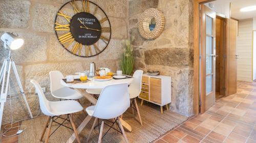 Poio House | Casa Angelita terraza con hórreo y barbacoa