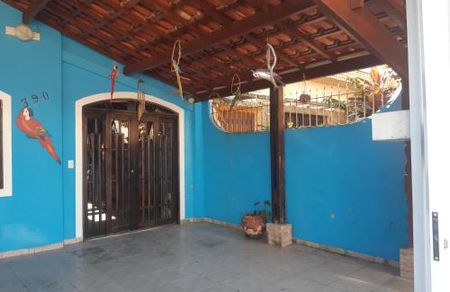Caicara House | Casa azul, 2 quadras praia-wifi-garagem -churrasqueira e fogão a lenha - Aceita Caes -Caiçara-Praia Grande