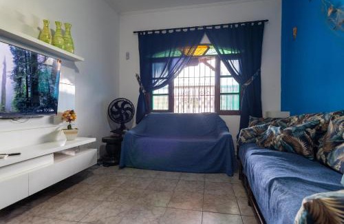 Caicara House | Casa azul, 2 quadras praia-wifi-garagem -churrasqueira e fogão a lenha - Aceita Caes -Caiçara-Praia Grande