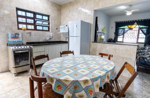 Caicara House | Casa azul, 2 quadras praia-wifi-garagem -churrasqueira e fogão a lenha - Aceita Caes -Caiçara-Praia Grande