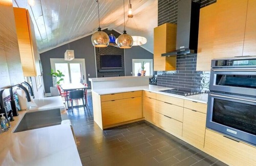 Chapin House | Casa Azul - Lake Murray - Close in - Spa like baths - New Dock