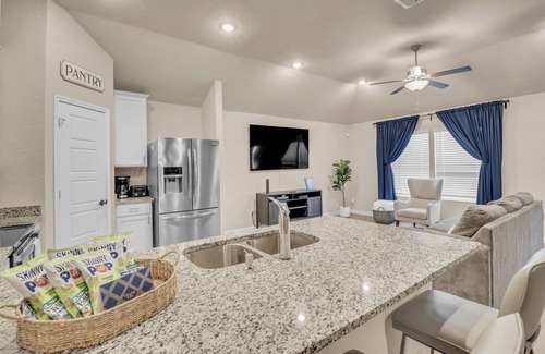 Southside House | Casa Azul: Near Lackland, Seaworld, Downtown Area