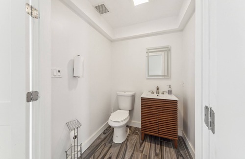 Freeport's Nautical Mile House | Casa Azul new modern 4.5 bd rm 2.5 bthrm getaway steps from nautical mile marina