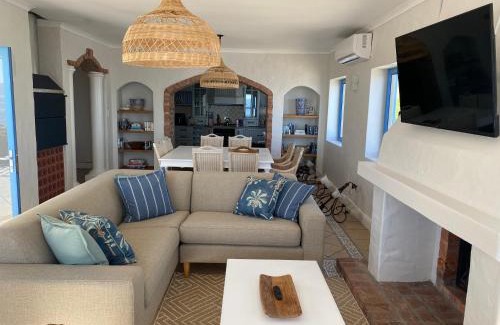 Gansbaai House | Casa Balena - Gansbaai seafront accommodation, back-up power