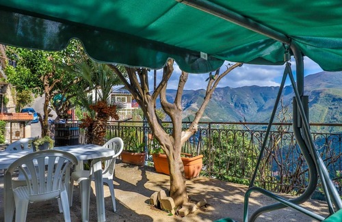 Piazza-Tralia-Pendolo Apartment | Casa Belvedere - One Bedroom Apartment, Sleeps 3