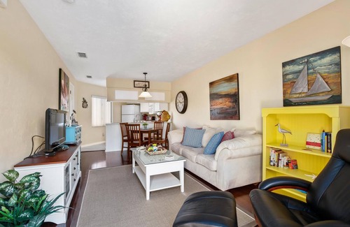 Mid Island Condo | CASA BELLA "C " - STEPS TO THE BEACH - 1 bed/1 bath - Sleeps 2