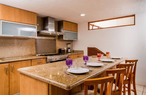 Zona Hotelera House | Casa Bijoux in the heart of Cancun's hotel zone, sleeps 16.