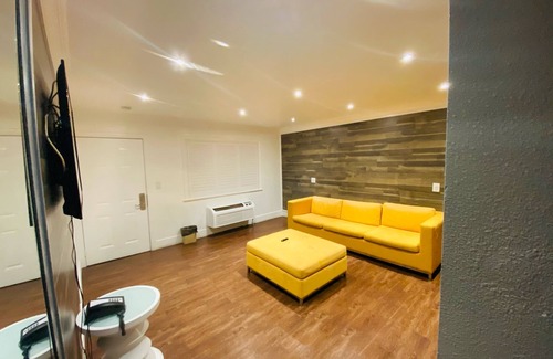 Whittier Hotel | Casa Blanca Inn & Suites