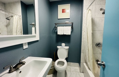 Whittier Hotel | Casa Blanca Inn & Suites
