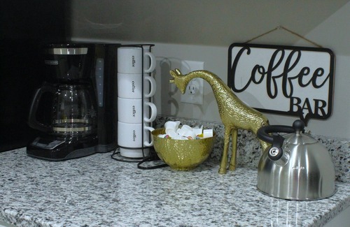 Emporia House | Casa Blanca - mins to Downtown Emporia
