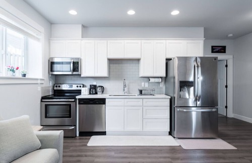 University Park Apartment | Casa Blanca: New 1 Bedroom Apartment in Quiet University Park Neighborhood