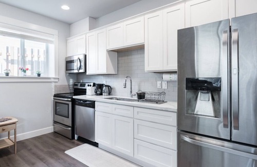 University Park Apartment | Casa Blanca: New 1 Bedroom Apartment in Quiet University Park Neighborhood