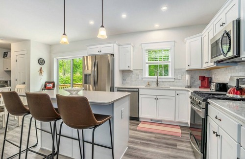 Miami Park House | Casa Blanca | New Alluring Lake MI Retreat | Dog-friendly | Fireplace | Hot Tub