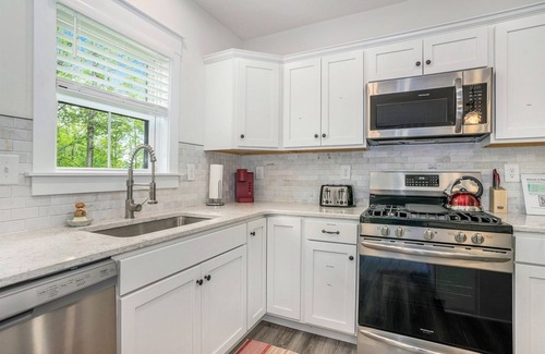Miami Park House | Casa Blanca | New Alluring Lake MI Retreat | Dog-friendly | Fireplace | Hot Tub