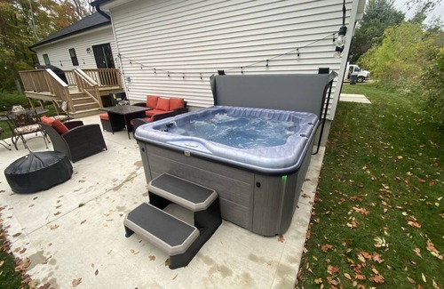 Miami Park House | Casa Blanca | New Alluring Lake MI Retreat | Dog-friendly | Fireplace | Hot Tub