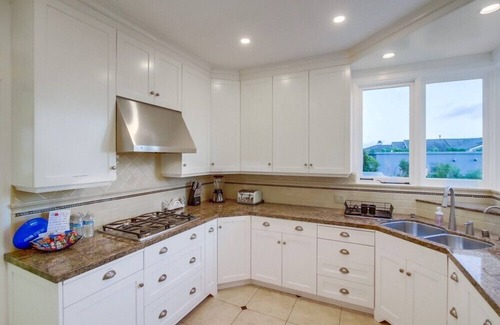Middletown House | Casa Blanca–Ultimate Getaway: Spa, Game Rooms, Firepit, Views