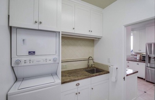 Middletown House | Casa Blanca–Ultimate Getaway: Spa, Game Rooms, Firepit, Views
