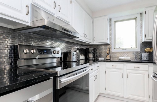 Acme Condo | ⛳ Casa Blanco: Hilltop Condo | Luxe Interiors + Bay Views + Walk to Dining ➠ 5736