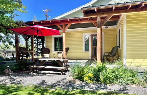 Winthrop House | Casa Bogart-Dog Friendly, 3 Bedroom, Sits 1 Block Above heart of Winthrop!