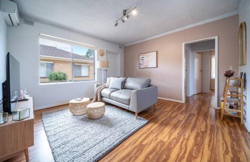 Everard Park Apartment | Casa Boho - 2BR Central WiFi