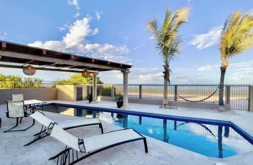 El Centenario House | Casa Caracol - Spacious, Pool, Beach front