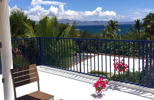 El Sargento Villa | Casa Carolina's A Beautiful Beach House Surrounded By Palm Trees & Flowers.