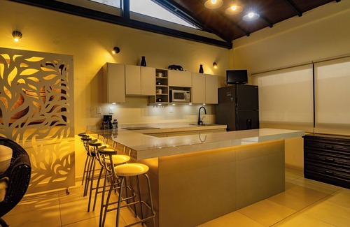 Colima House | Casa Colima 1822 Bed (King Size, Heated Pool)