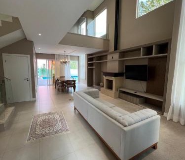 Sambaqui House | Casa com piscina, frente ao mar