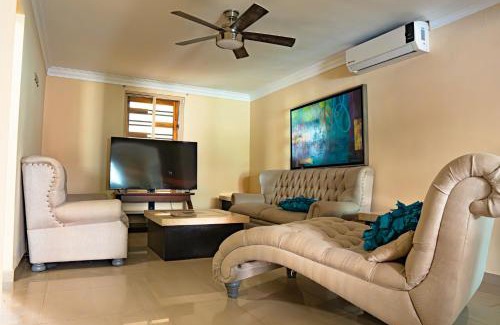 Zona Dorada Villa | Casa con alberca en excelente ubicación, para grupos grandes de personas