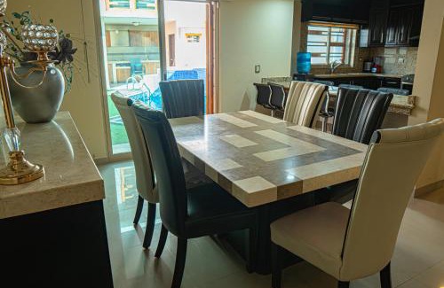 Zona Dorada Villa | Casa con alberca en excelente ubicación, para grupos grandes de personas
