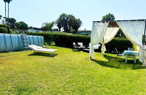 Isola Apartment | Casa con piscina e vista mare dal giardino