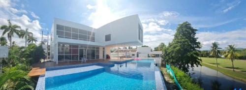 Girardot House | Casa con piscina y campo de golf
