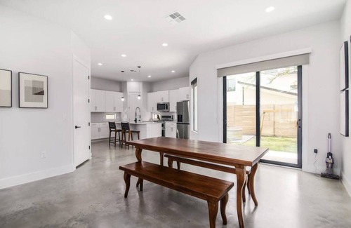 Highland House | Casa Contempo - Sleeps 6, Parking, Pool, Yard, NEW