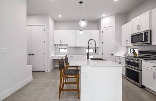 Highland House | Casa Contempo - Sleeps 6, Parking, Pool, Yard, NEW