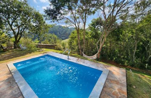 Sapucai-Mirim Ski Chalet | Casa Da Floresta Cercada com Piscina