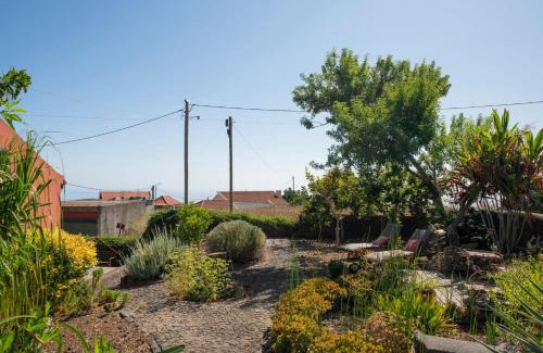 Prazeres House | Casa da Raposeira by An Island Apart