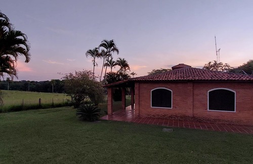 Sarapui Cottage | Casa de Campo. Natureza Exuberante, Wi-fi, Hidromassagem, Piscina. Pet Friendly!