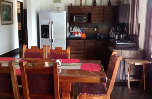 El Penol Cottage | Casa de Campo Guatape-Peñol Includes employee