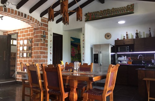 El Penol Cottage | Casa de Campo Guatape-Peñol Includes employee