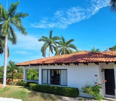 Playa Hermosa Villa | Casa de Encanto Tropical Villa