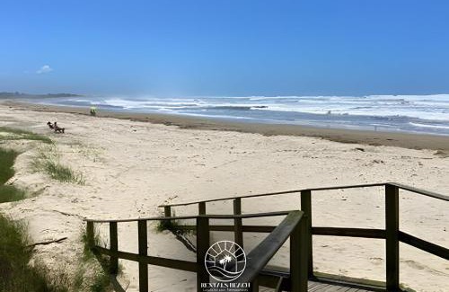 Passo de Torres House | Casa de frete para o mar - Pátio privativo - Churrasqueira - Cozinha completa - Smart Tv - Wifi - Vaga para carros - Aceita Pet