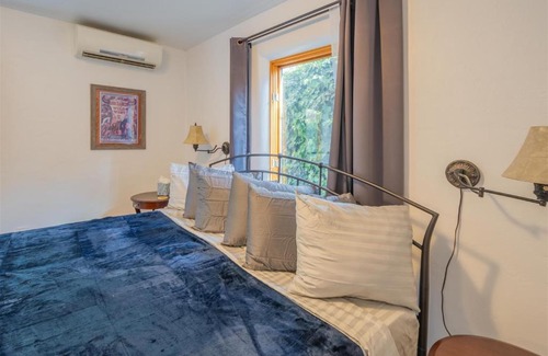 Summit Park House | Casa de Girasol - Sunflower House