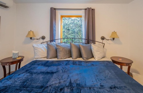 Summit Park House | Casa de Girasol - Sunflower House