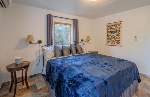 Summit Park House | Casa de Girasol - Sunflower House
