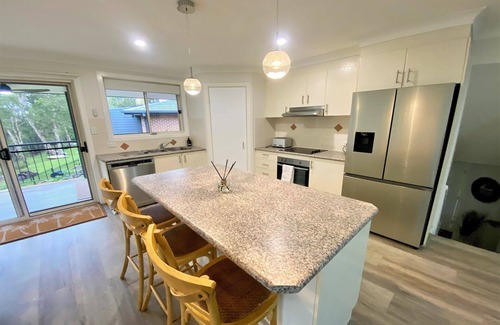 Hyland Park House | Casa De Le Selva - Beautiful split home that has a native bushland outlook.