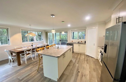 Hyland Park House | Casa De Le Selva - Beautiful split home that has a native bushland outlook.